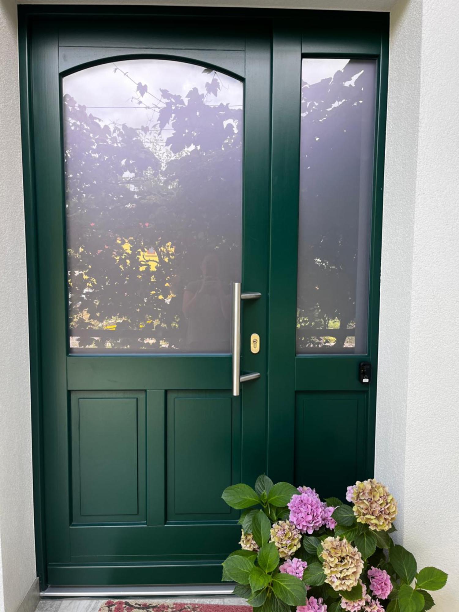 Apartment The Door